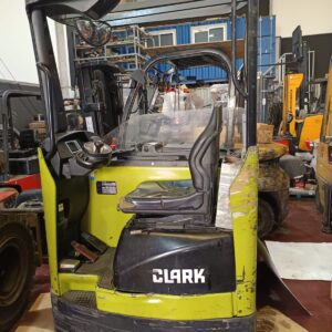 carretilla elevadora retractil barata Clark